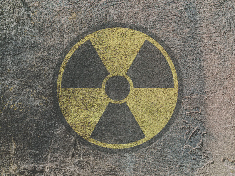 俄烏戰爭仍然持續，依未見盡頭，很多烏克蘭城市仍被戰火摧殘著。世人除了期盼此戰爭儘早結束之餘，也擔心此戰爭會引發核戰或甚至第三次世界大戰。