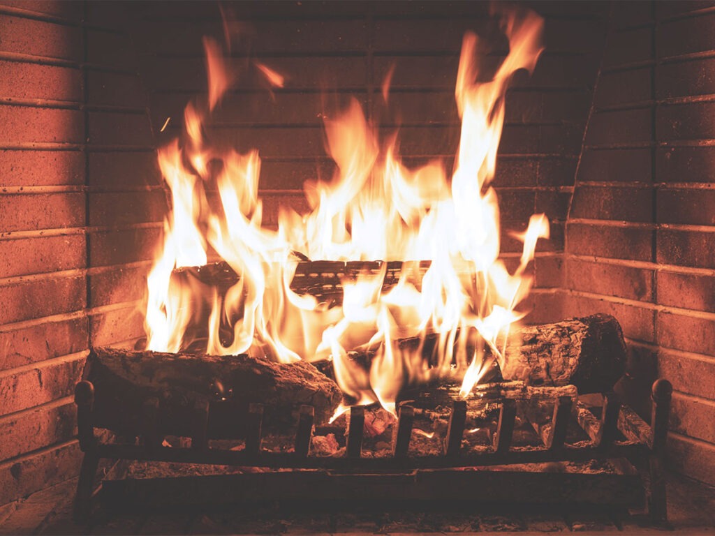 在壁爐裡的木燃聲