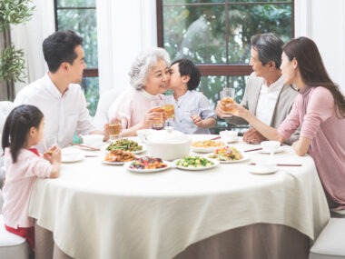 家人進餐要歡愉